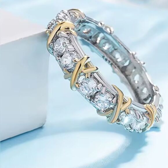 Luxurious Crystal-Embellished Bracelet - Picture 3 of 11